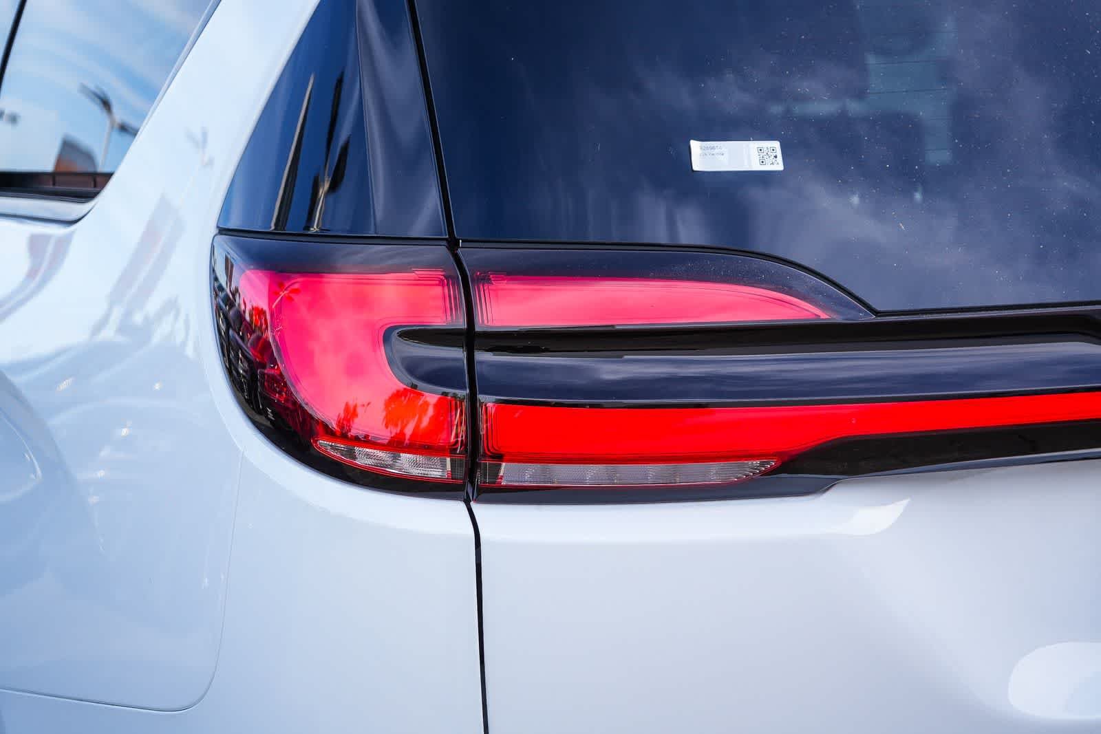 New 2026 Bright White Clear-Coat Exterior Paint Chrysler Select image 9