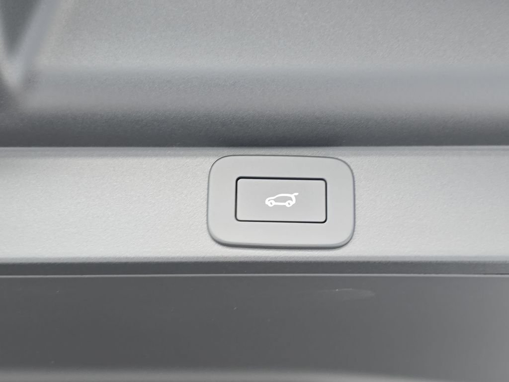 New 2026 Carpathian Grey Land Rover SE image 13