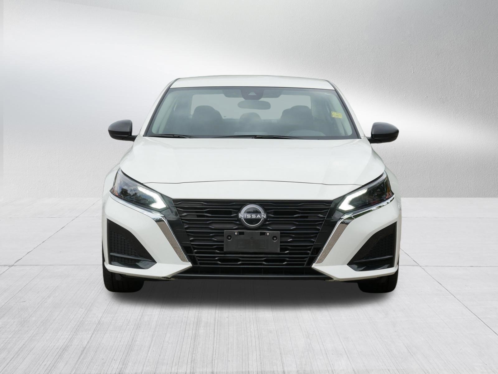 Certified Used 2025 Glacier White Nissan S image 2