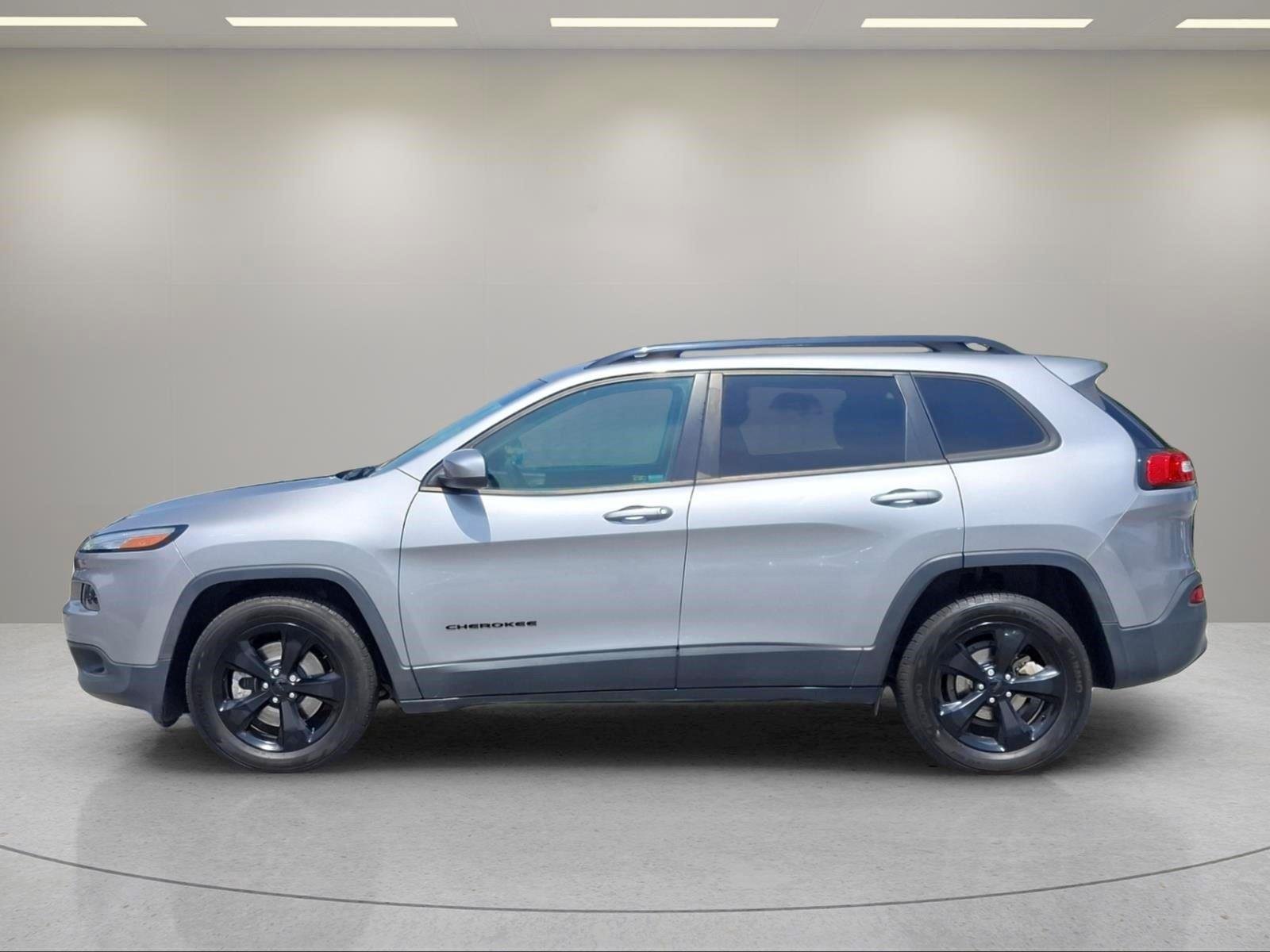 Used 2018 Billet Silver Metallic Clearcoat Jeep Latitude image 2
