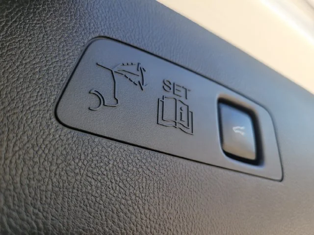Used 2022 White Lincoln Standard image 11