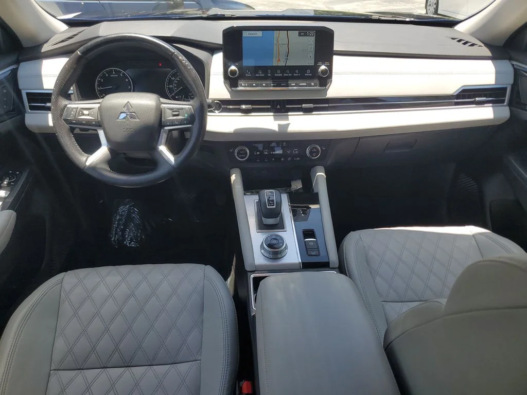 Used 2022  Mitsubishi SEL image 16