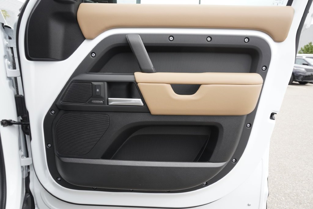 New 2026 Fuji White Land Rover X-Dynamic SE image 21