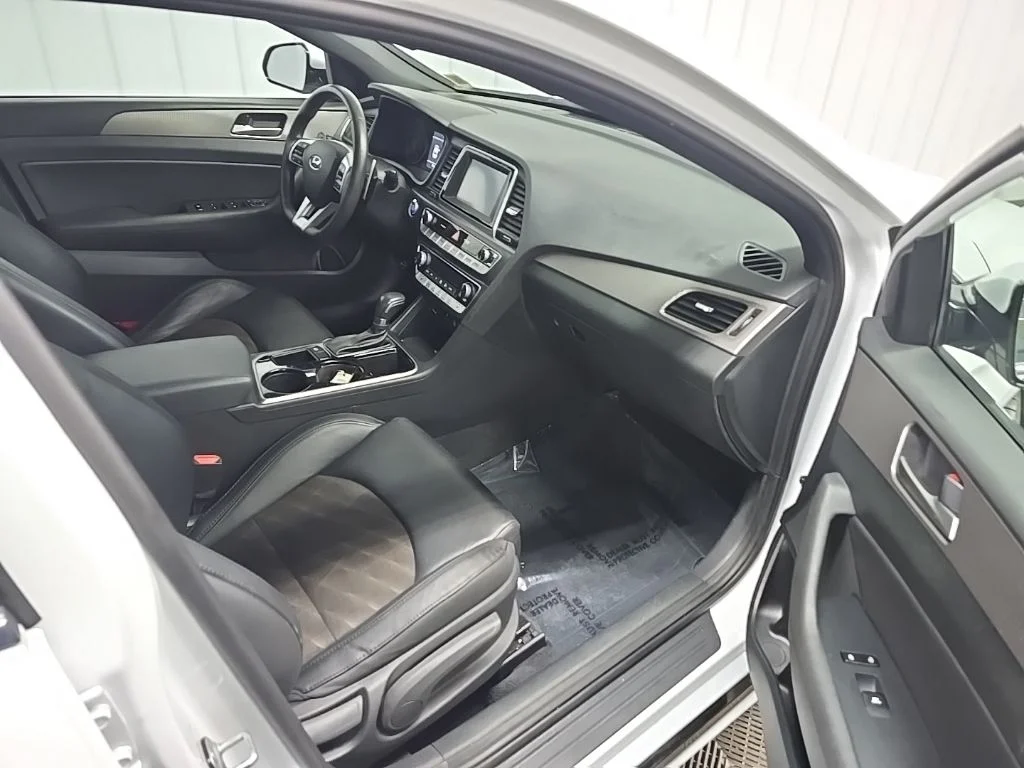 Used 2018 White Hyundai Sport+ image 18