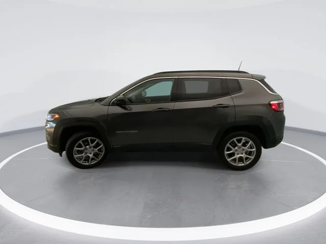 Used 2022 Gray Jeep Latitude Lux image 3