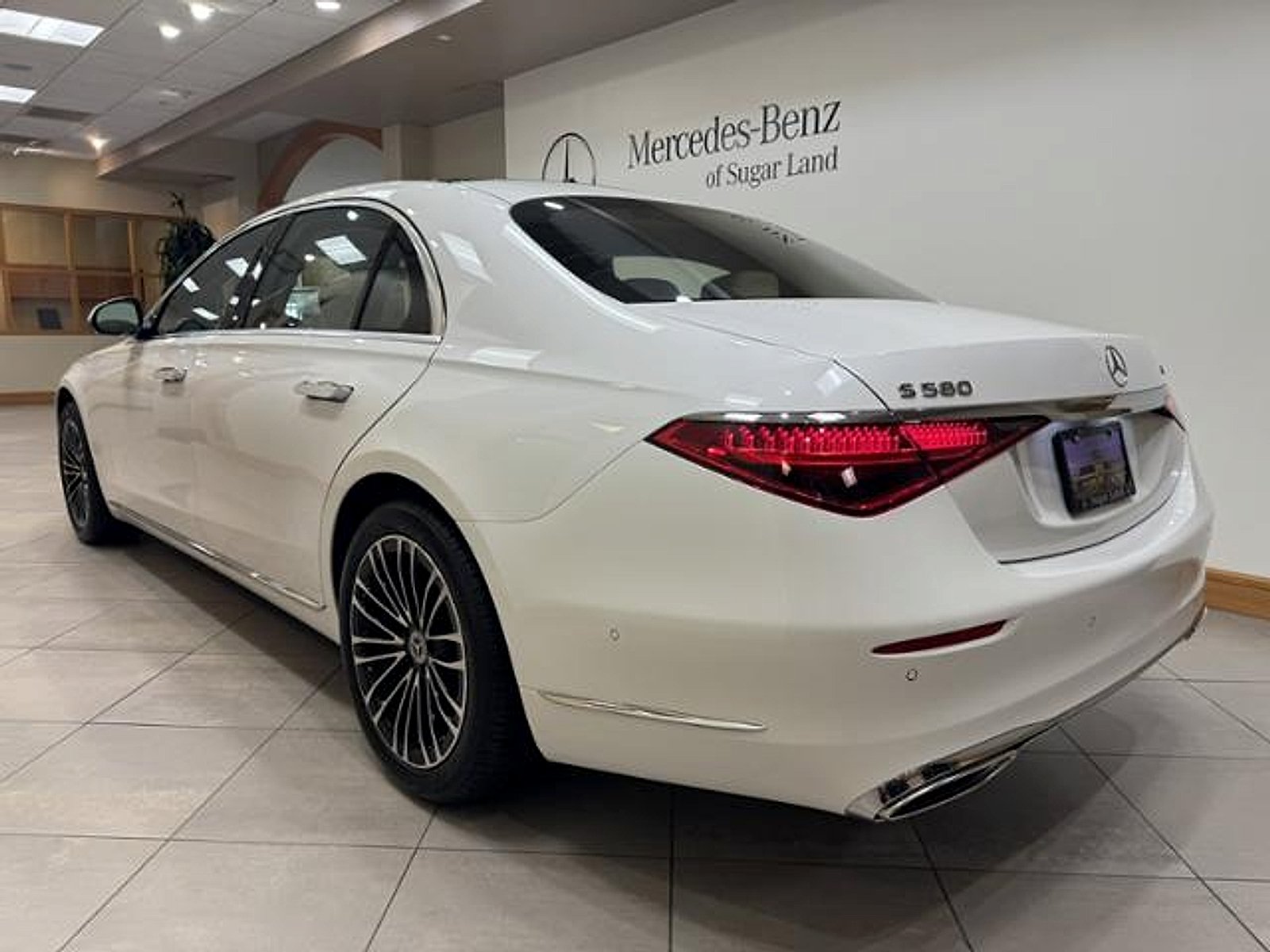Certified Used 2026 MANUFAKTUR Moonlight White Metallic Mercedes-Benz 4MATIC® image 3