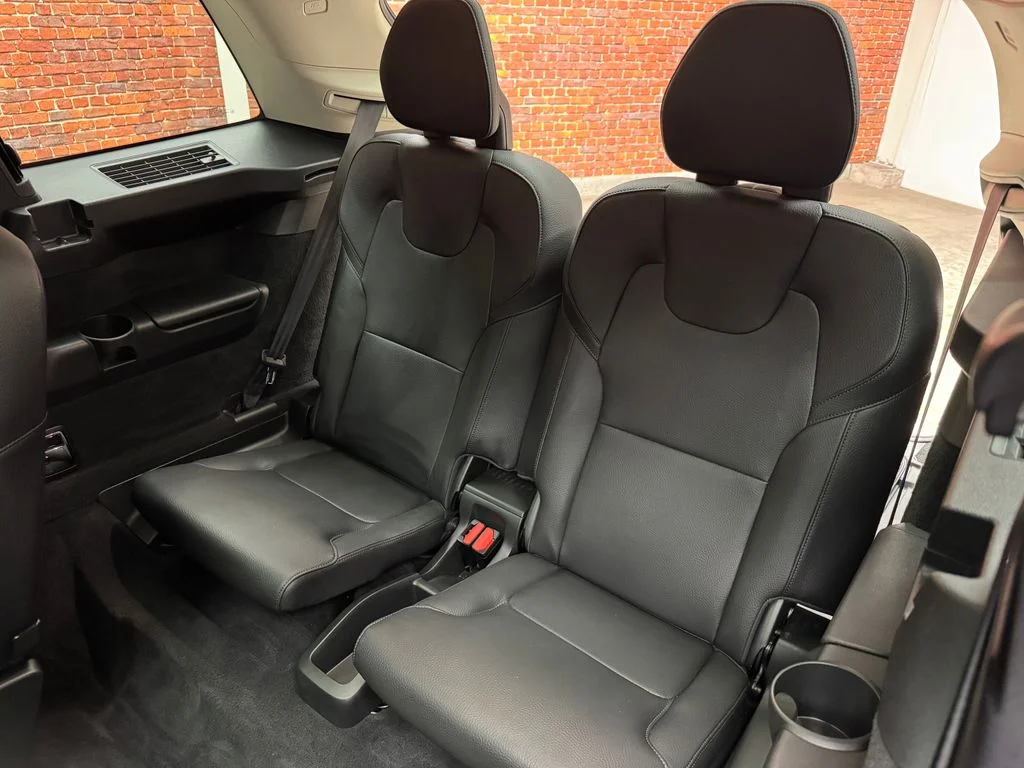 Used 2021 White Volvo T6 Momentum image 27