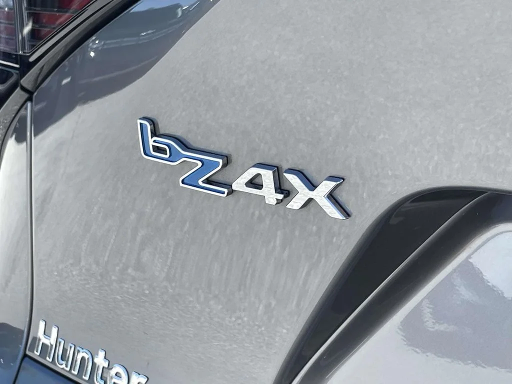 Used 2025 Heavy Metal Toyota XLE image 29