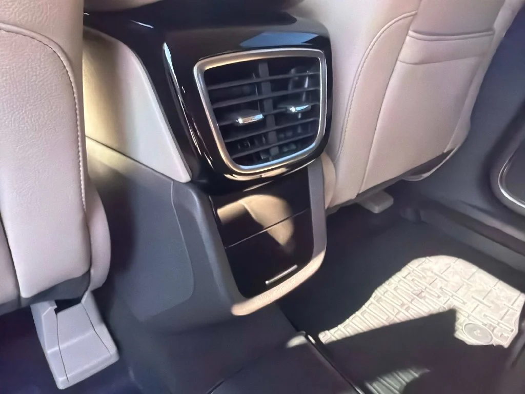 Used 2023 White Lincoln Standard image 17
