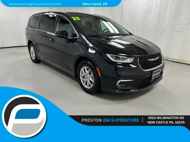 2023 Chrysler Pacifica Touring L's photo