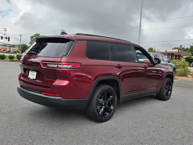 Used 2023 Red Jeep Altitude image 9