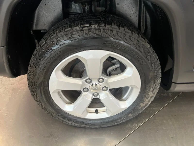 Used 2020 Gray Jeep Latitude image 9
