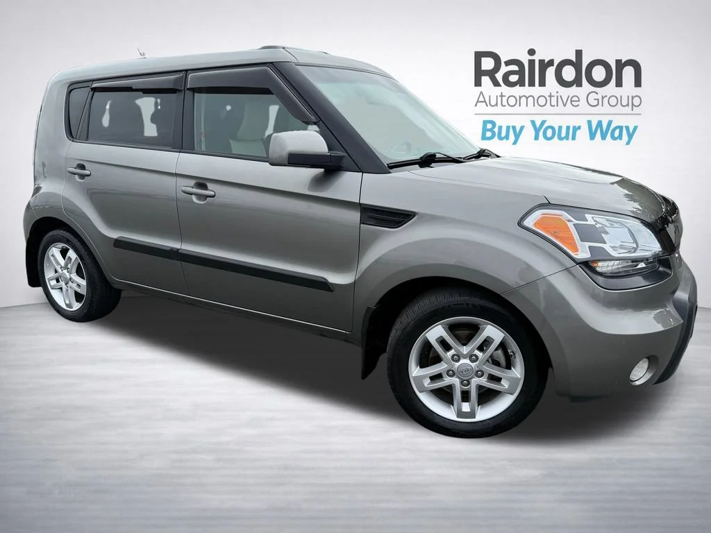 Used 2011 Titanium Kia + image 1