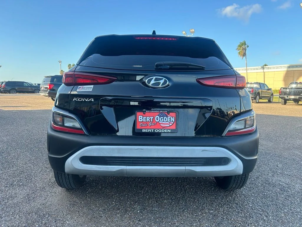 Used 2023 Black Hyundai SE image 4