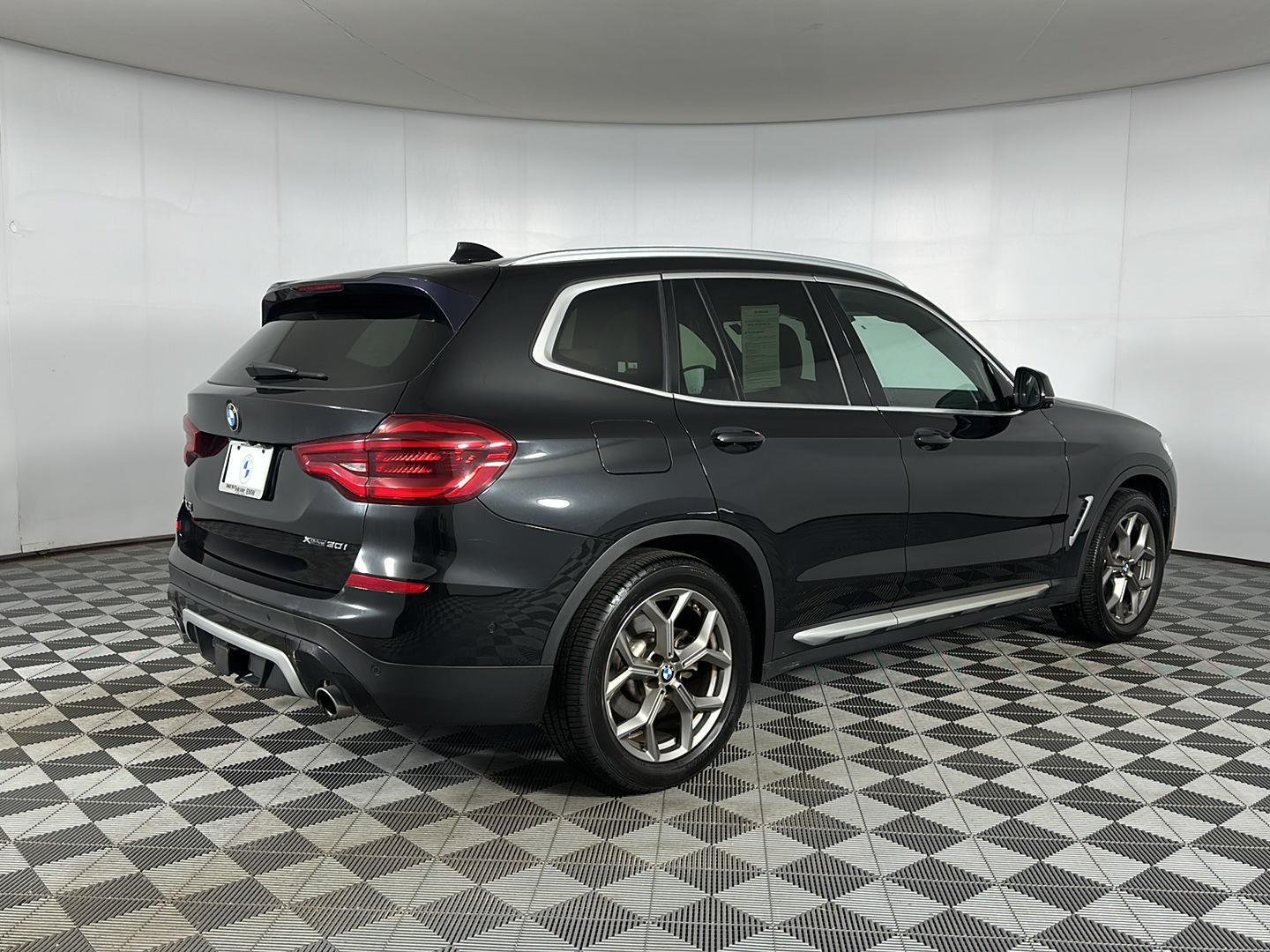Used 2021 Black Sapphire Metallic BMW xDrive30i image 27
