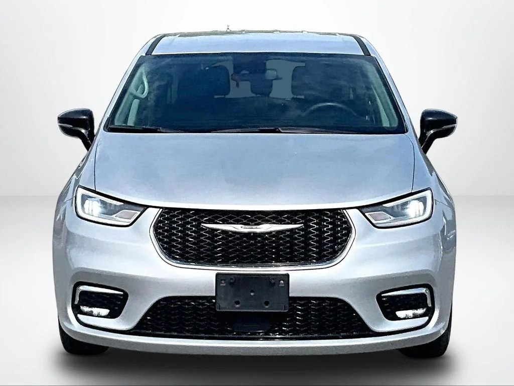 Used 2024 Silver Chrysler Touring L image 4
