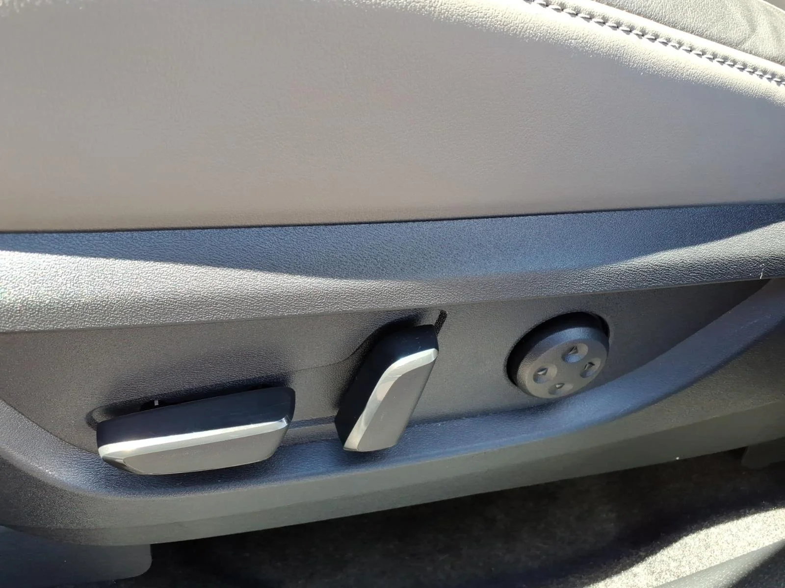 Certified Used 2025 White INFINITI LUXE image 21