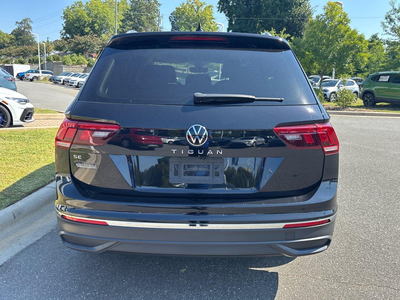 Used 2023  VOLKSWAGEN SE image 4