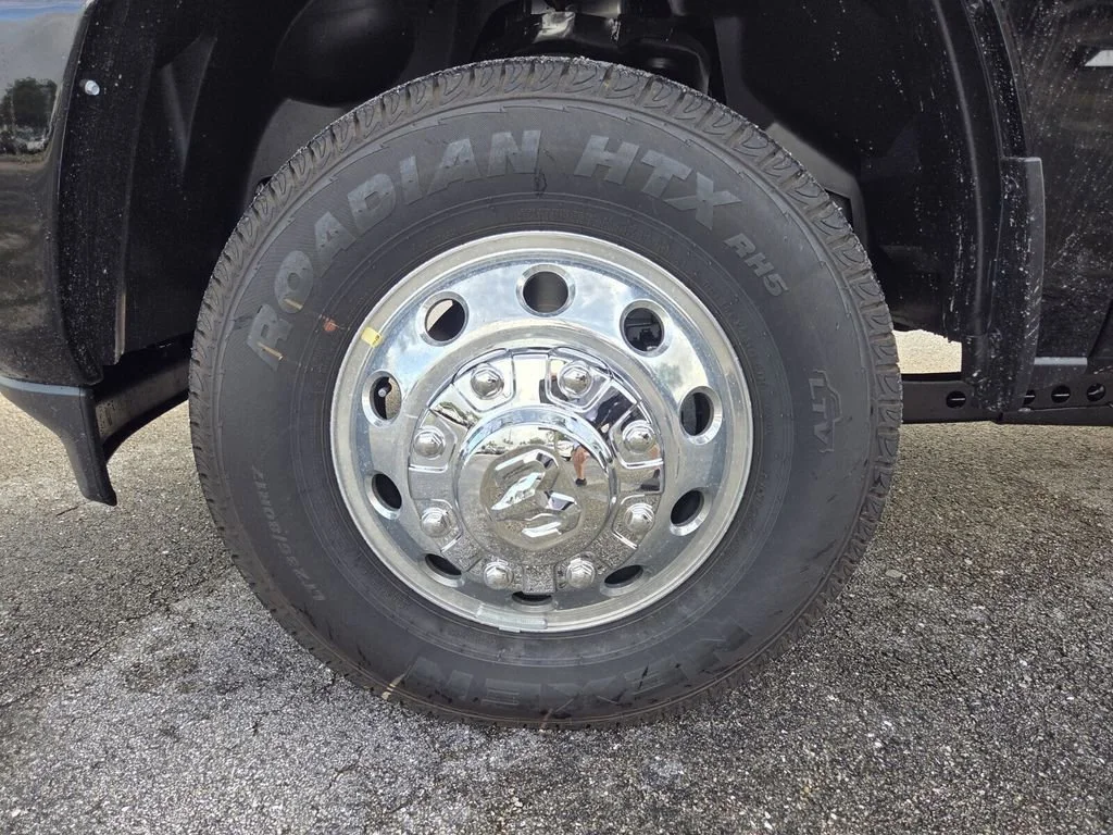 New 2026 Diamond Black Crystal Pearl-Coat Exterior Paint RAM Laramie image 8