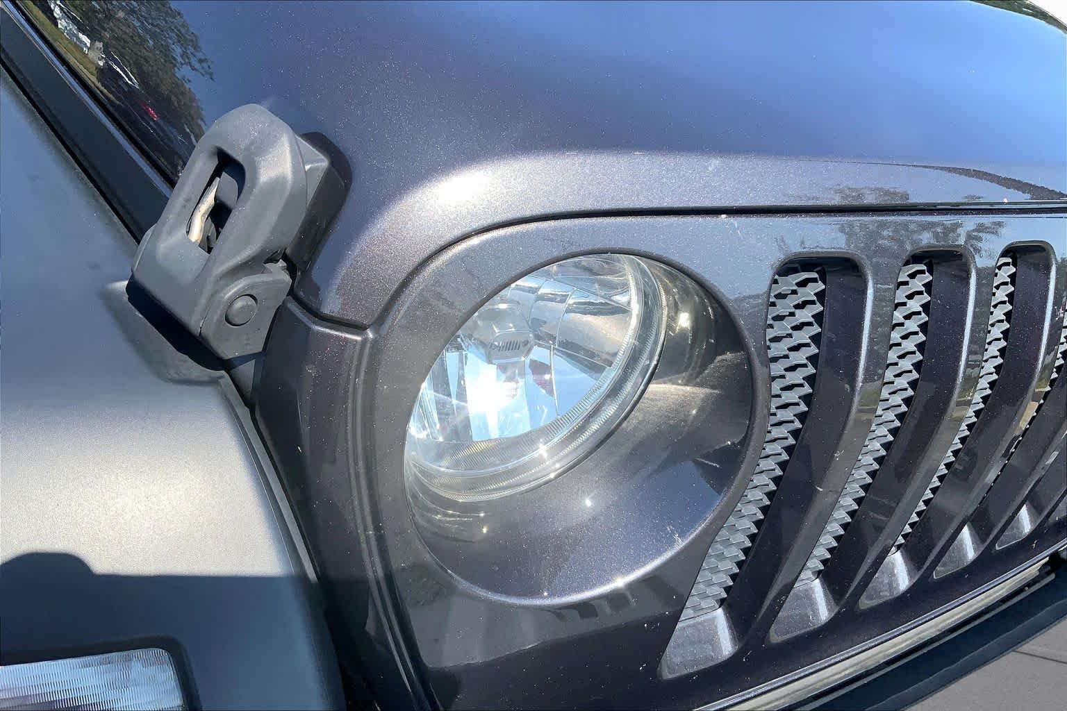 Used 2018 Granite Crystal Metallic Clearcoat Jeep Sport S image 26