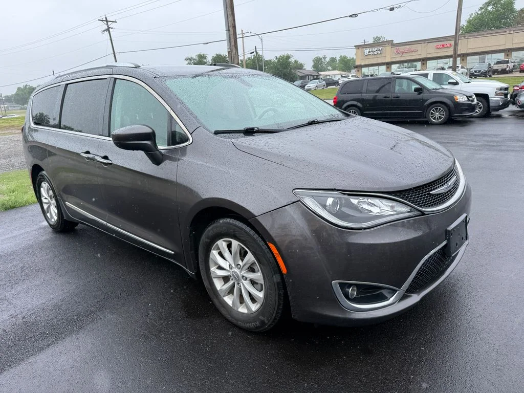 Used 2018 Gray Chrysler Touring L image 3