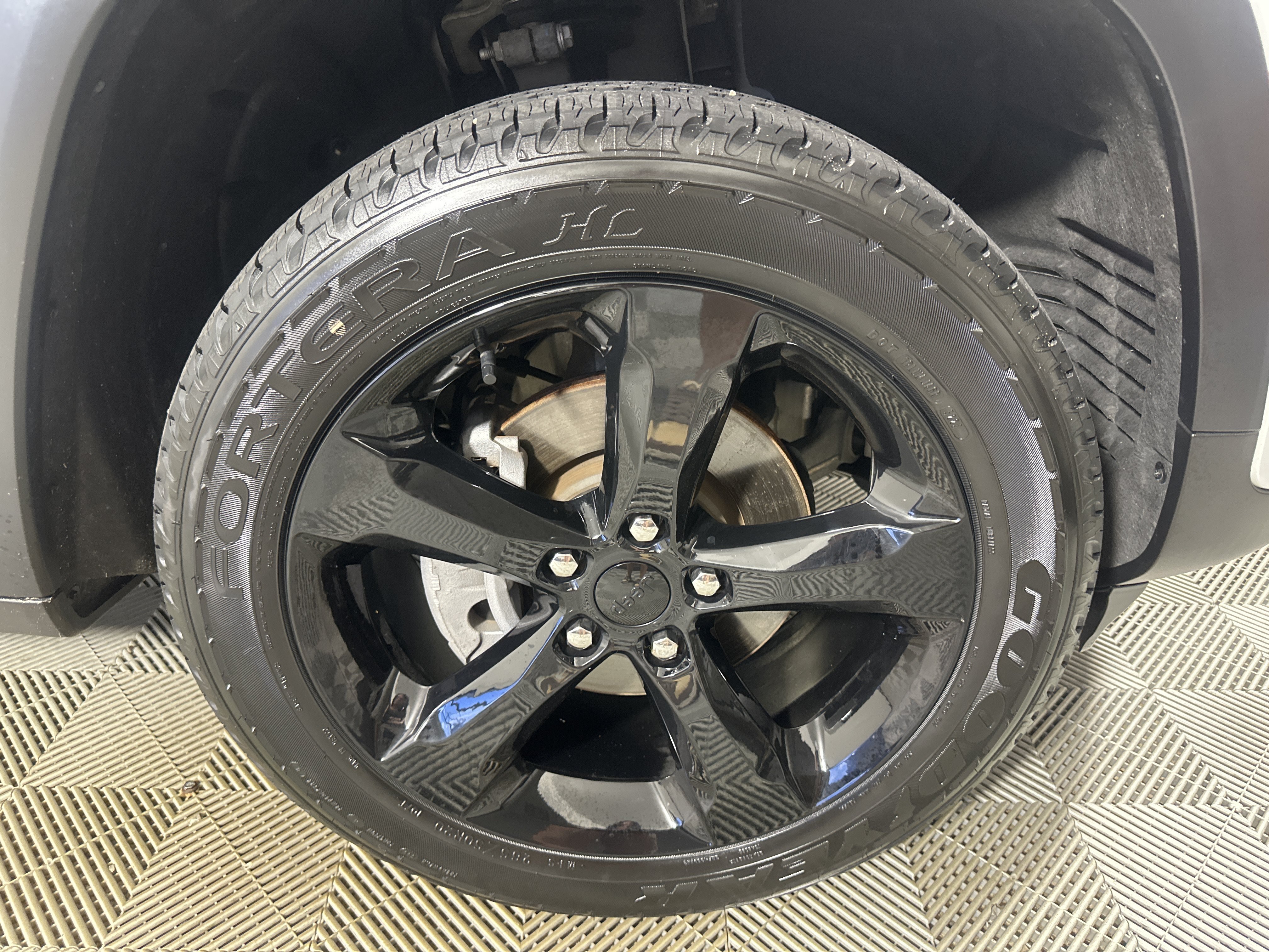 Certified Used 2023 Bright White Clearcoat Jeep Altitude X image 28