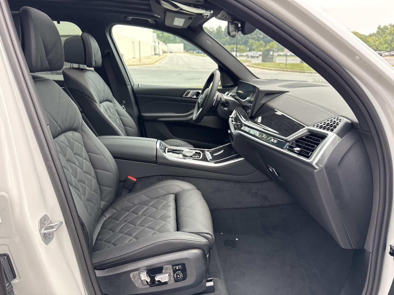 New 2026 Mineral White Metallic BMW xDrive40i image 16