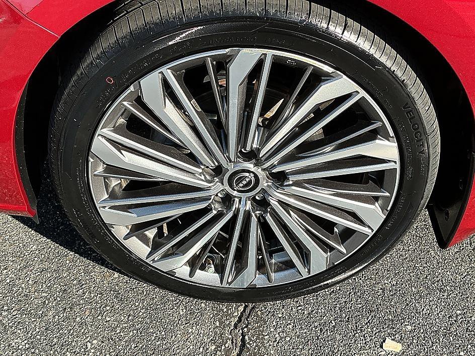 Used 2023 Scarlet Ember Tintcoat Nissan 2.5 SL image 10