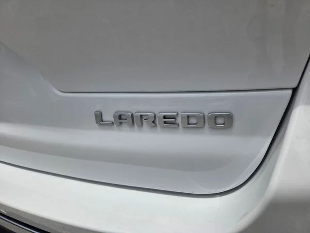 New 2026 Bright White Clear-Coat Exterior Paint Jeep Laredo X image 13