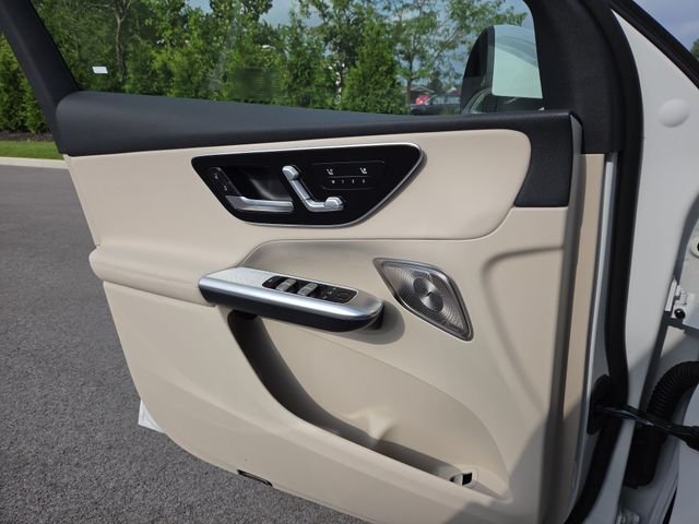 New 2027 MANUFAKTUR Moonlight White Metallic Mercedes-Benz GLC300 image 19