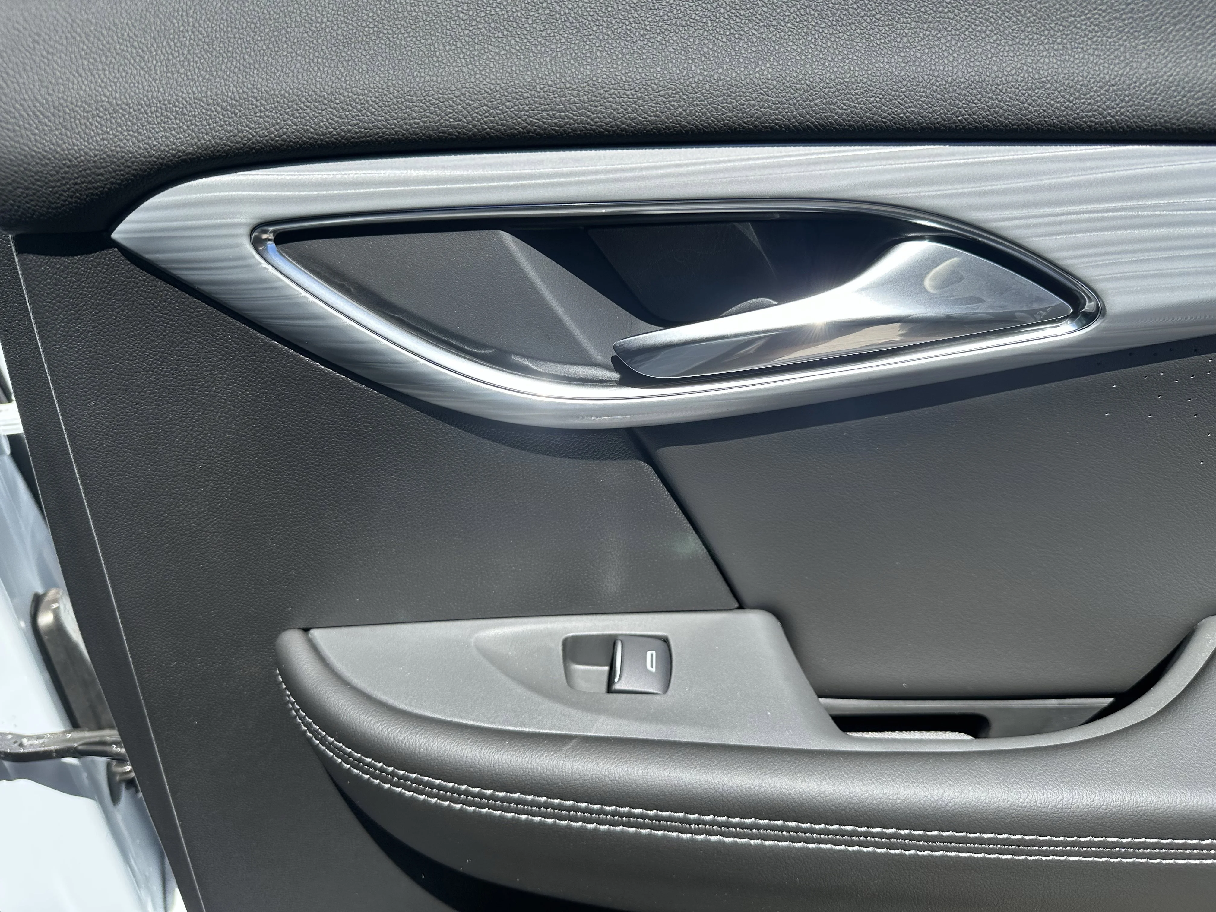New 2026 Iridescent White Tricoat Buick Avenir image 21
