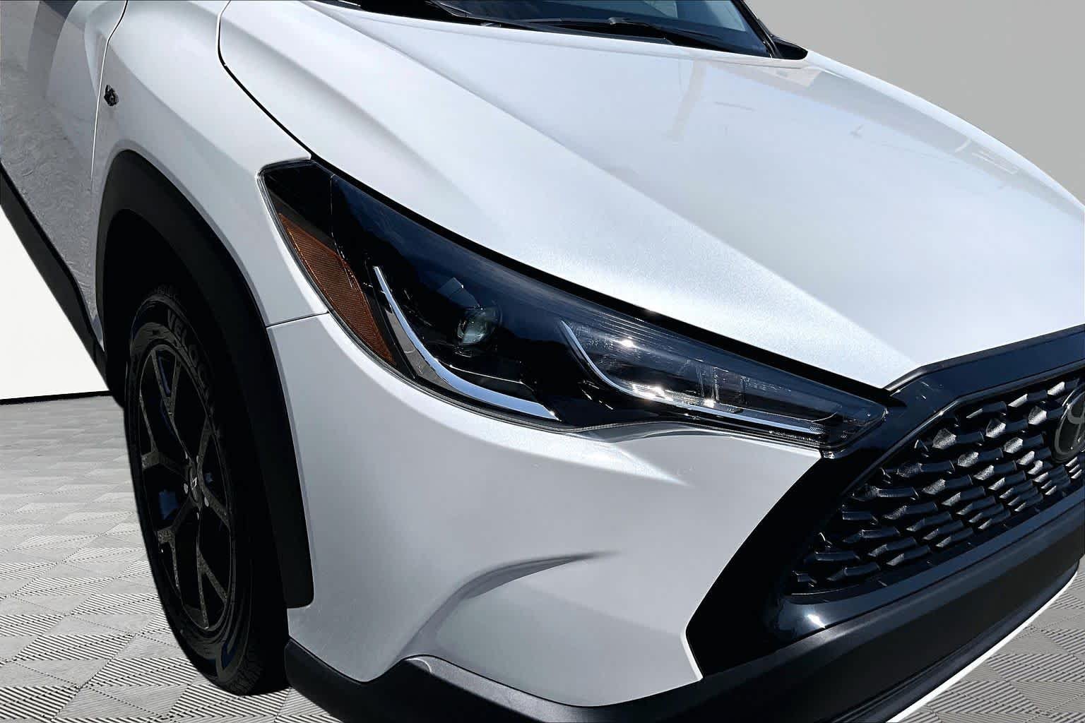 Used 2025 Wind Chill Pearl Toyota L image 28