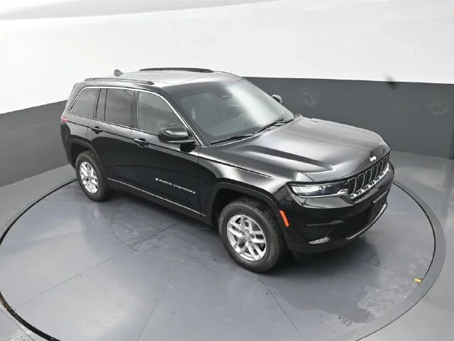 New 2026 Diamond Black Crystal Pearl-Coat Exterior Paint Jeep Laredo X image 10