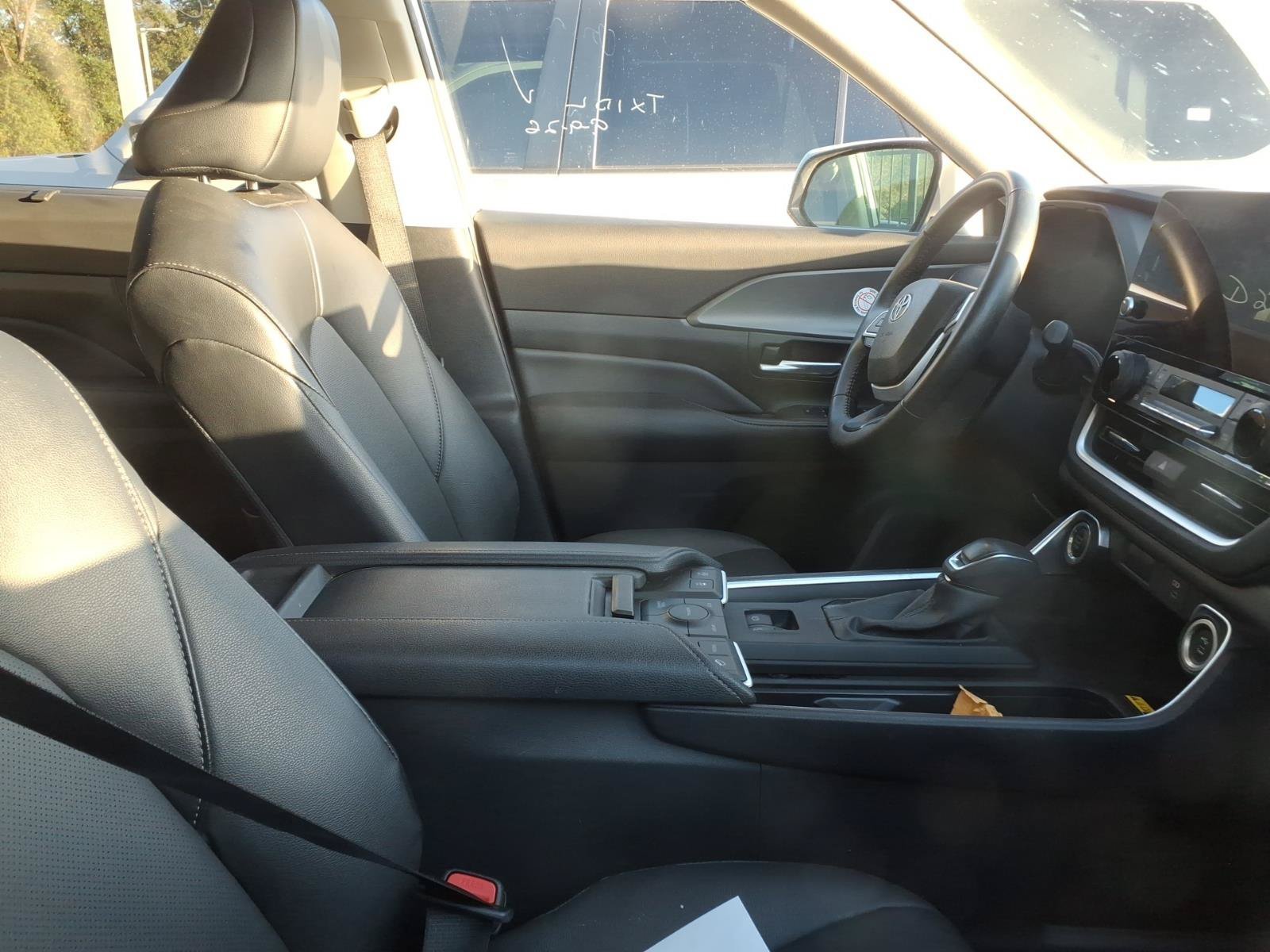 Used 2025 Pearl Toyota XLE image 9