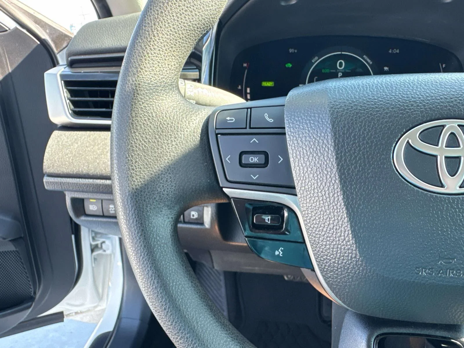 Used 2025 Ice Cap Toyota LE image 15