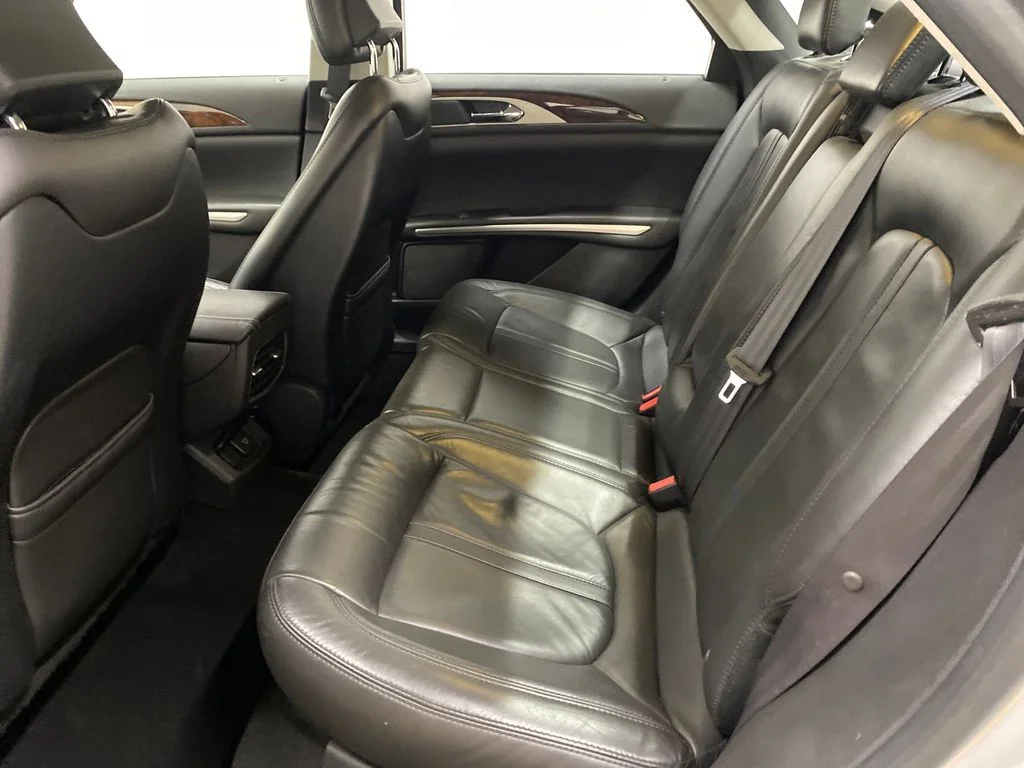 Used 2014 Silver Lincoln Base image 11