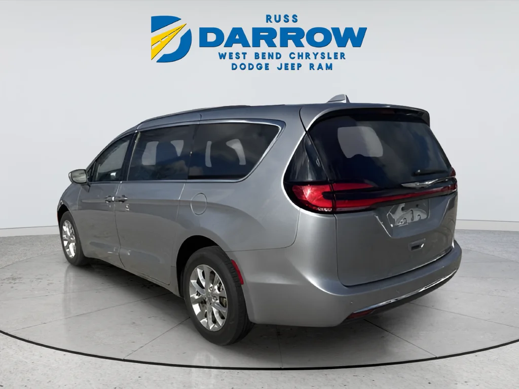 Used 2021 Silver Chrysler Touring L image 3