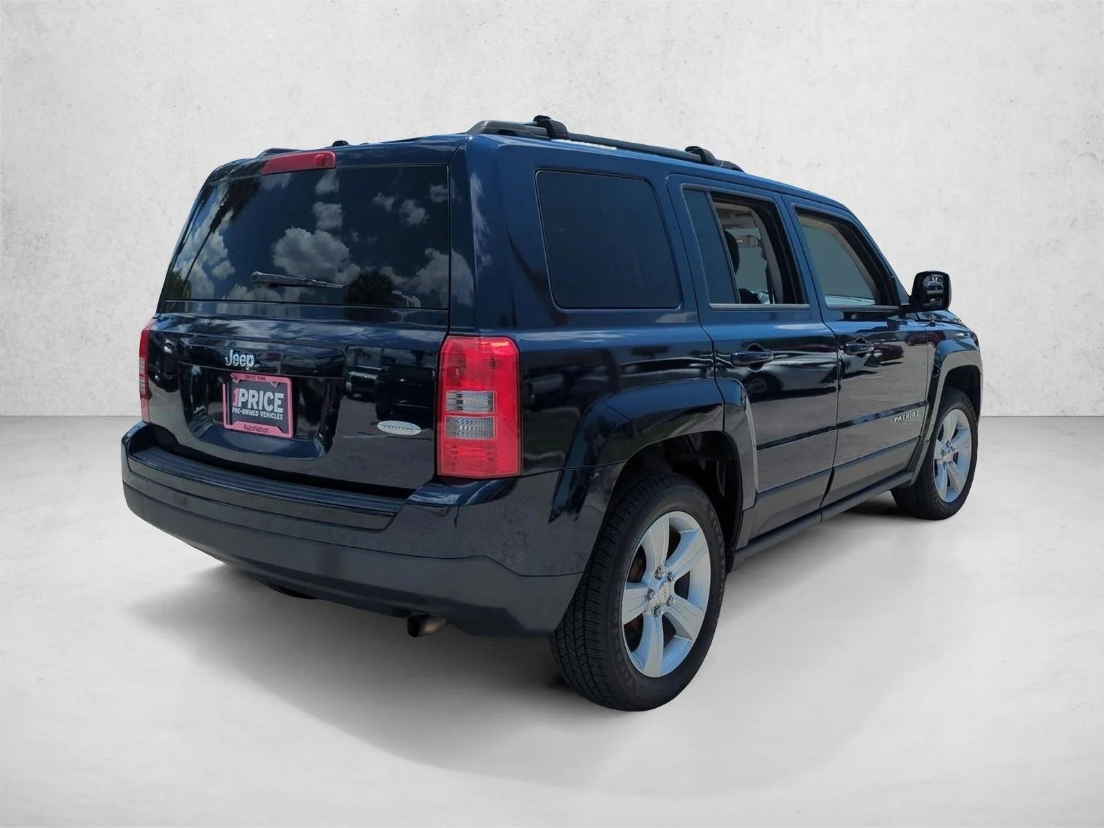 Used 2014 True Blue Pearlcoat Jeep Latitude image 5