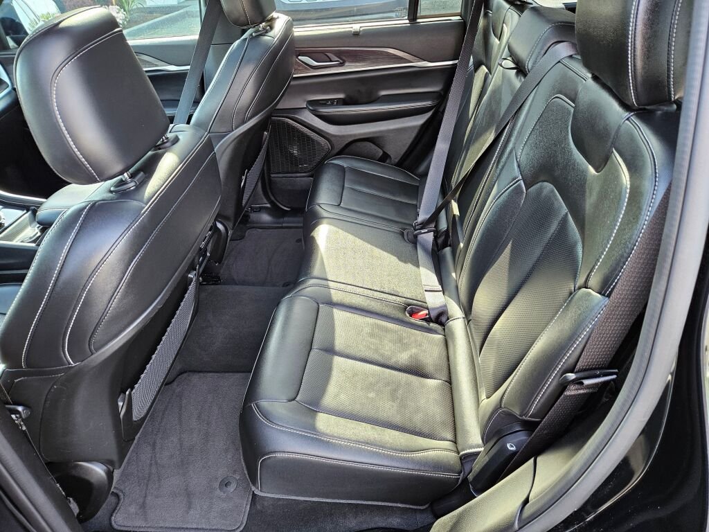Used 2024 Diamond Black Crystal Pearl Coat Jeep Limited image 15
