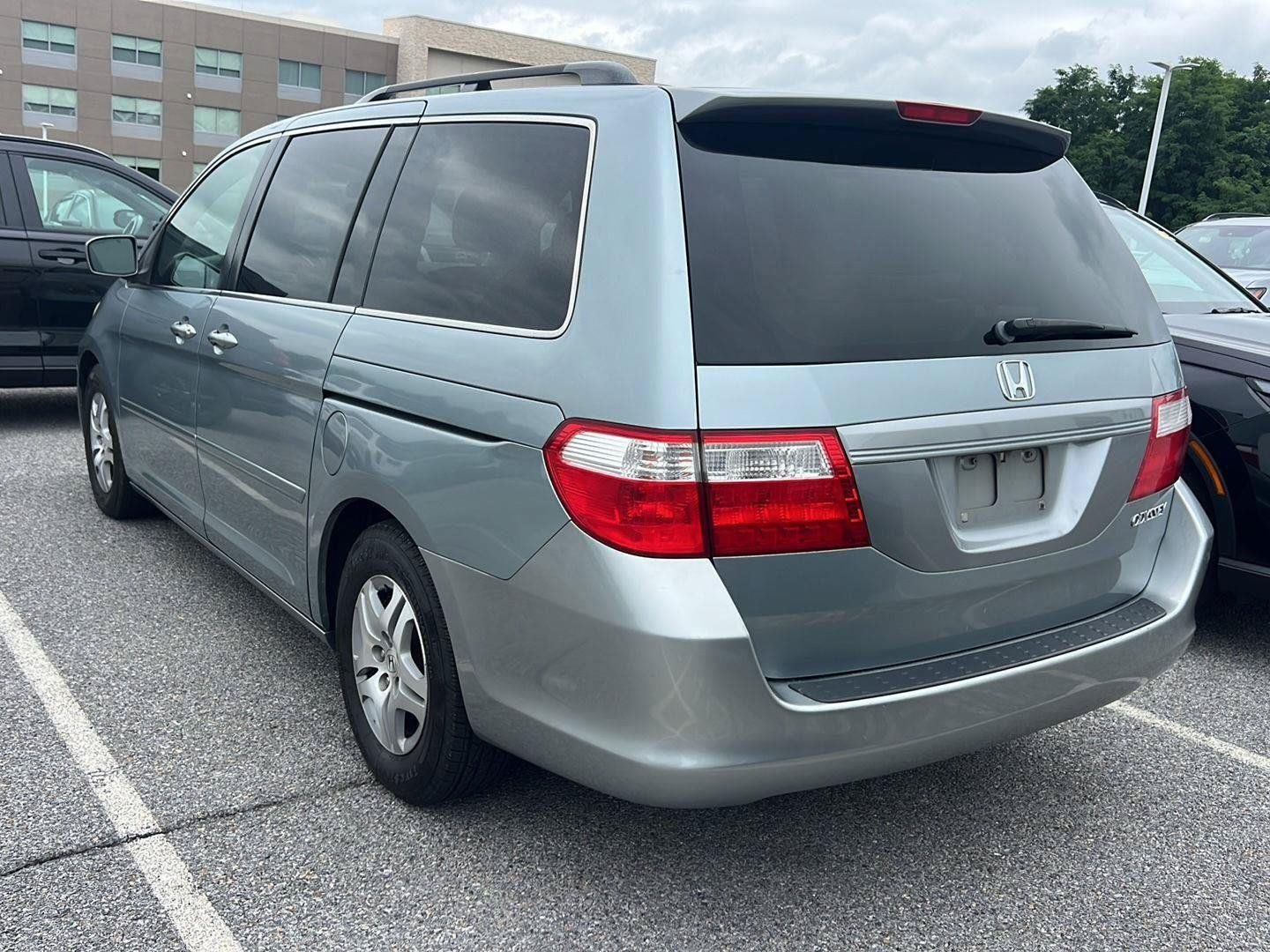 Used 2005  Honda EX-L image 3