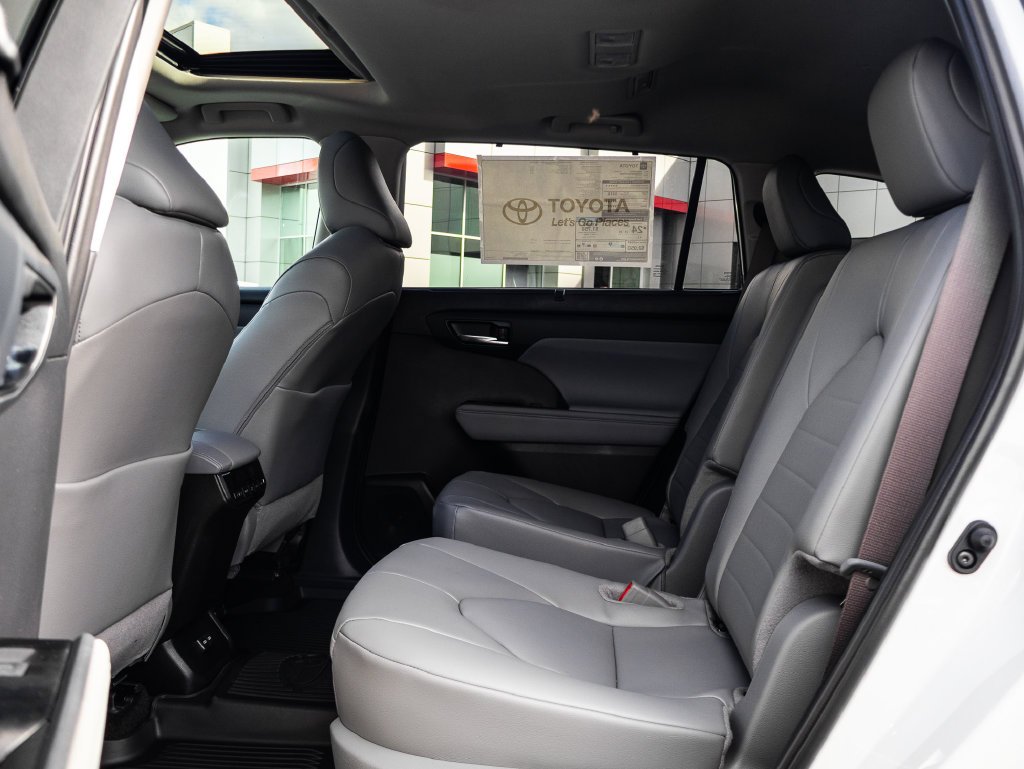 New 2026 Wind Chill Pearl <sup>1</sup> Toyota  XLE image 13
