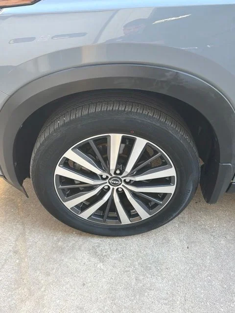 Used 2022 Gray Nissan Platinum image 13