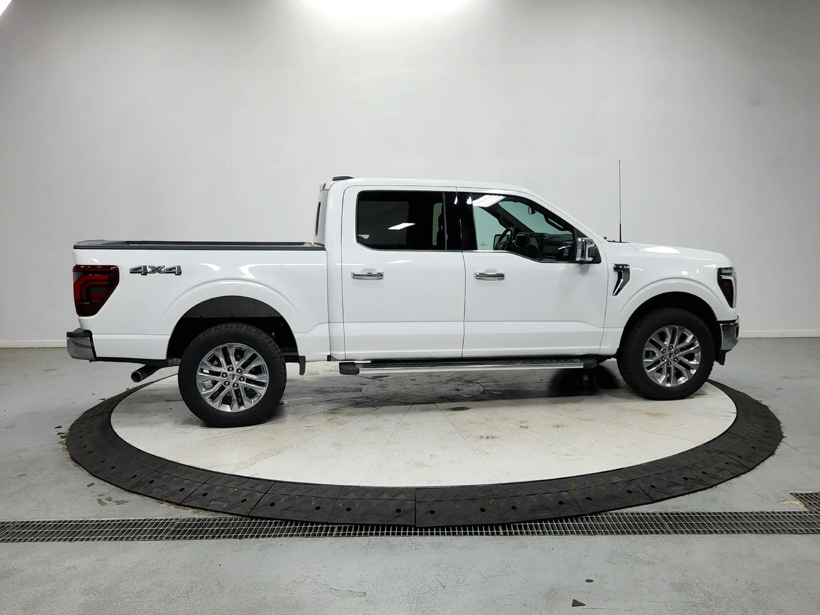 Used 2024 White Ford Lariat image 9