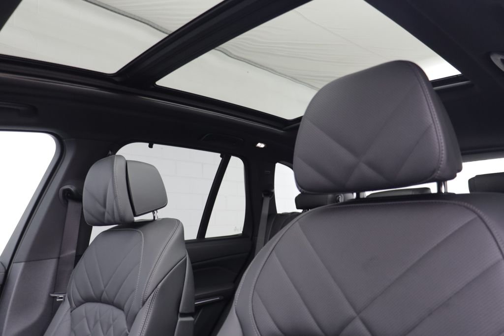 New 2026 Black Sapphire Metallic BMW xDrive40i image 15