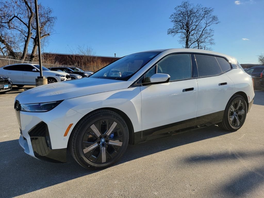 2025 BMW iX M60 - Photo 9