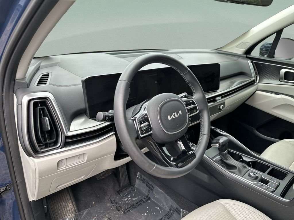 Used 2025 Black Kia S image 19