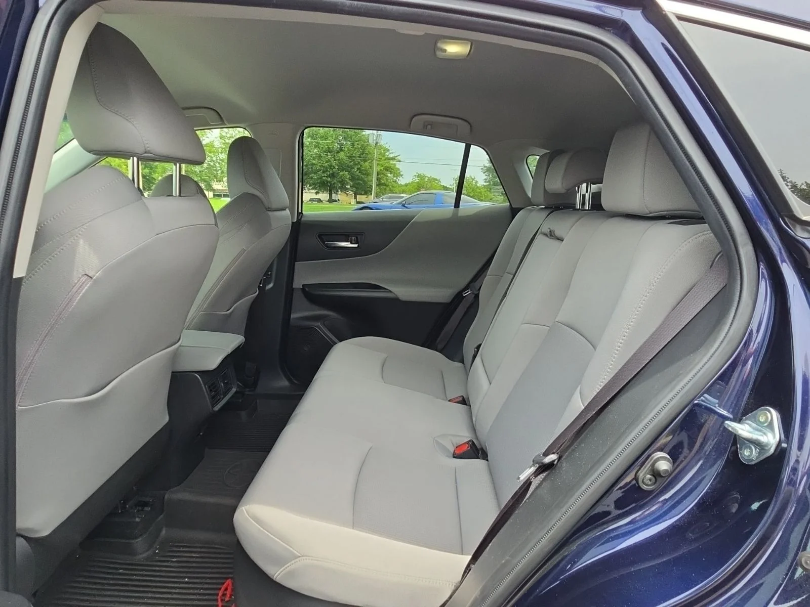 Used 2022  Toyota LE image 7