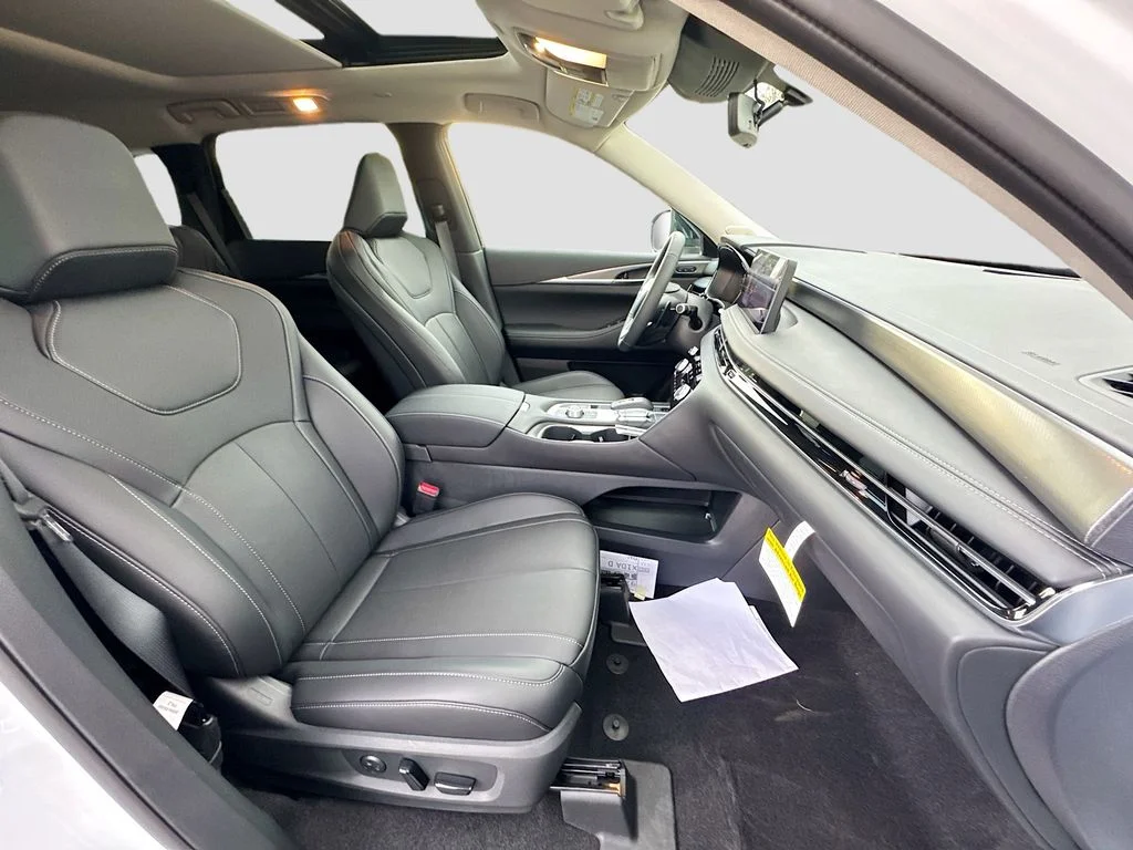Certified Used 2026 White INFINITI LUXE image 32