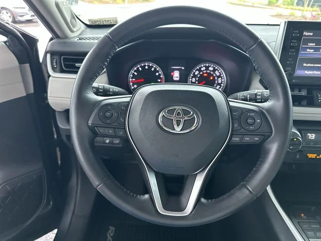 Used 2020 Gray Toyota XLE Premium image 15