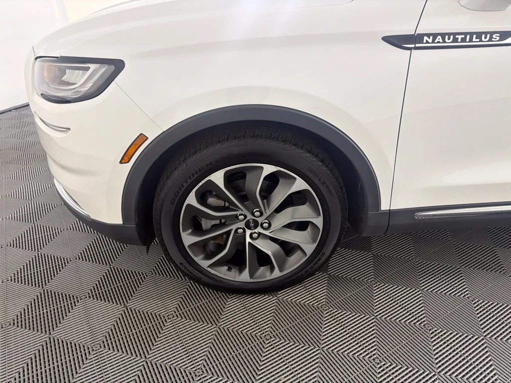 Used 2022 White Metallic Lincoln Reserve image 12